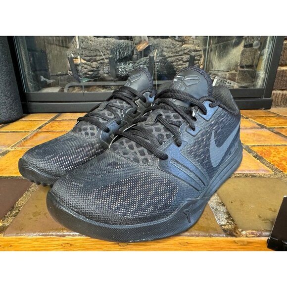 Mens 8 Nike Kobe Mentality Triple Black Athletic Basketball Sneakers 704942-002 - Picture 4 of 9